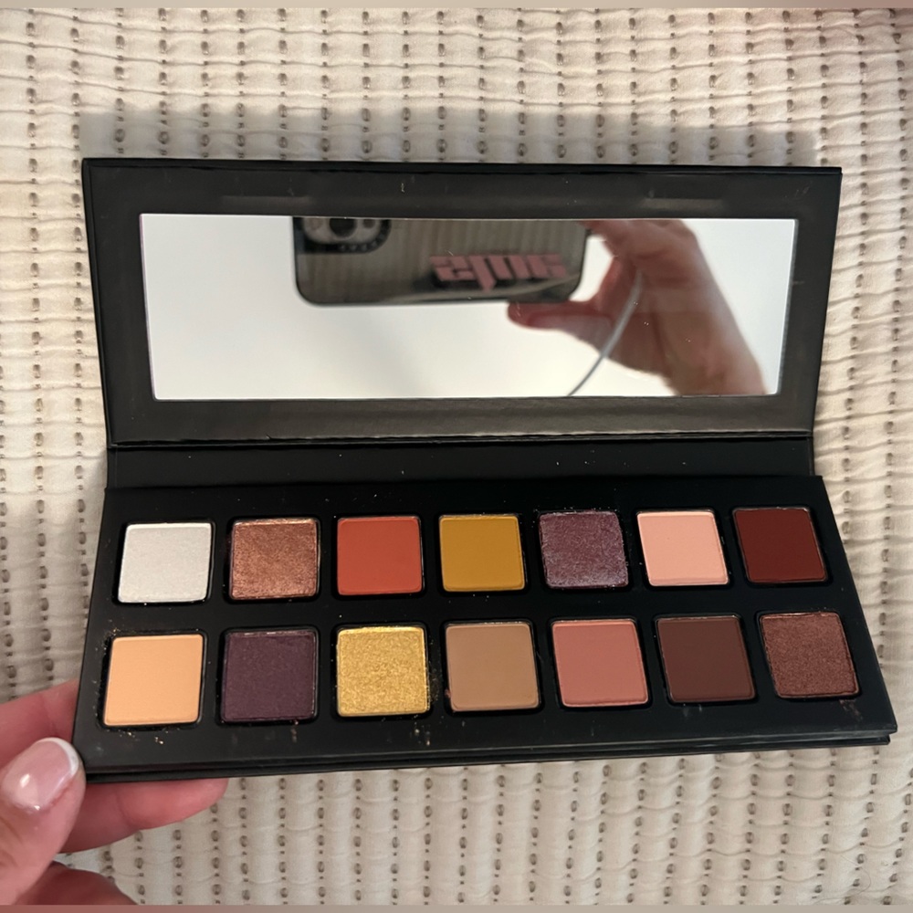 kylie jenner pressed powder palette with 14 gorgeous colors *sold out*